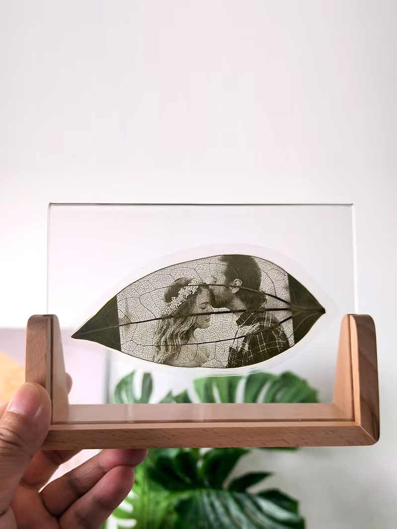 Custom leaf carving couple portrait from China, ships in 12-16 days, eco-friendly gift